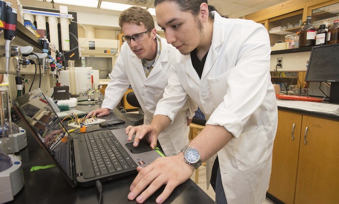 Freshman Research Initiative Receives Higher Education Awards